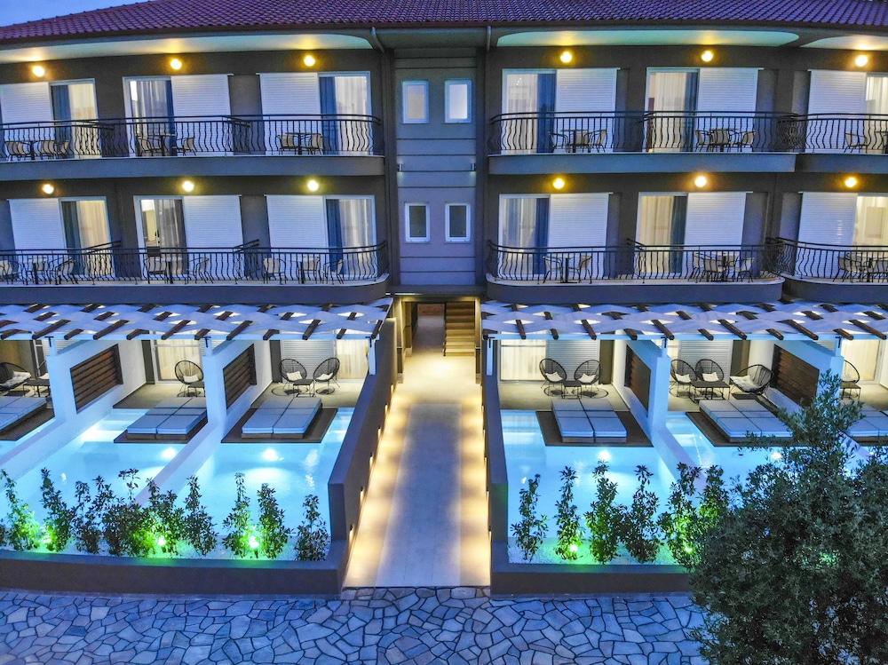 Royal Hotel and Suites - 1