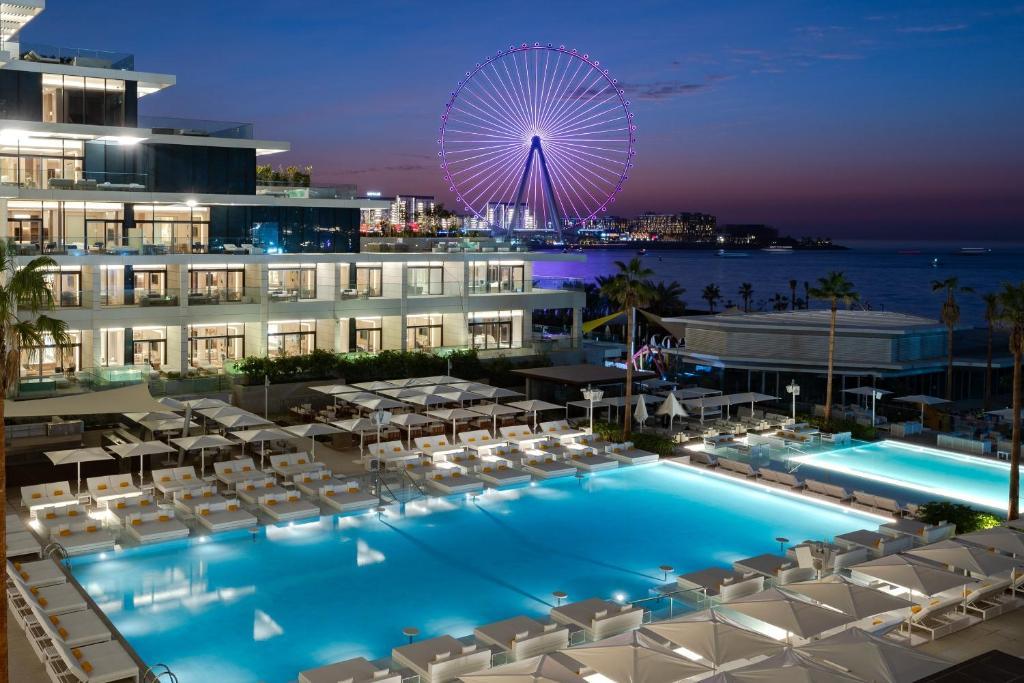 FIVE LUXE preview