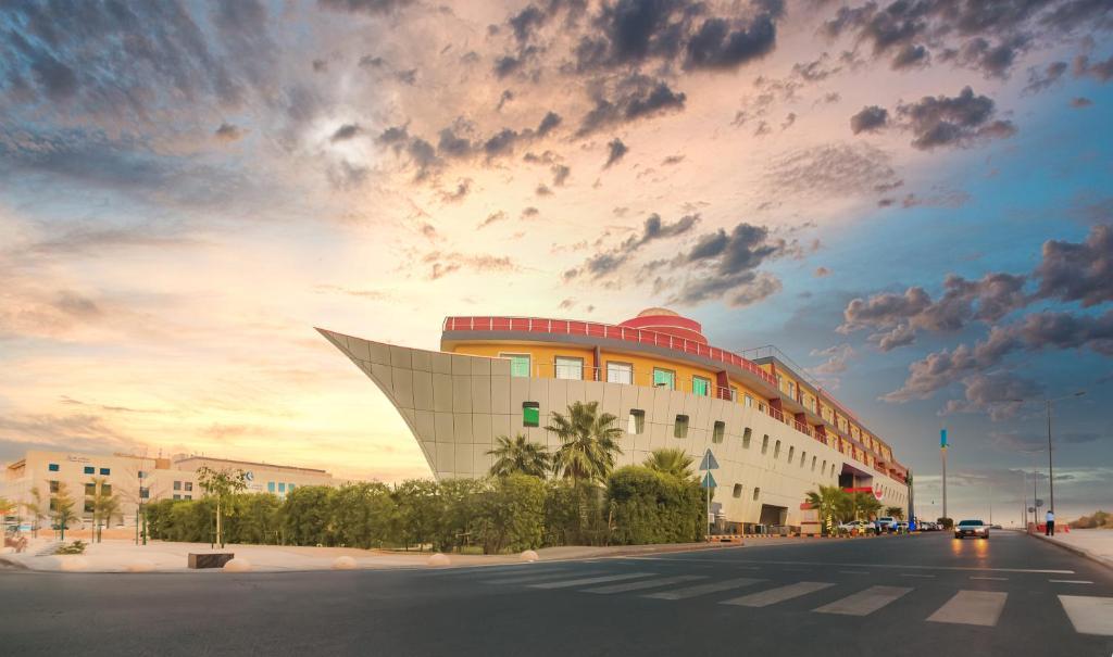 Golden Ship Hotel preview